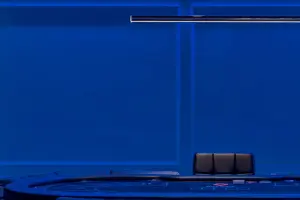 코발트블루 무드의 모던 홀덤 라운지